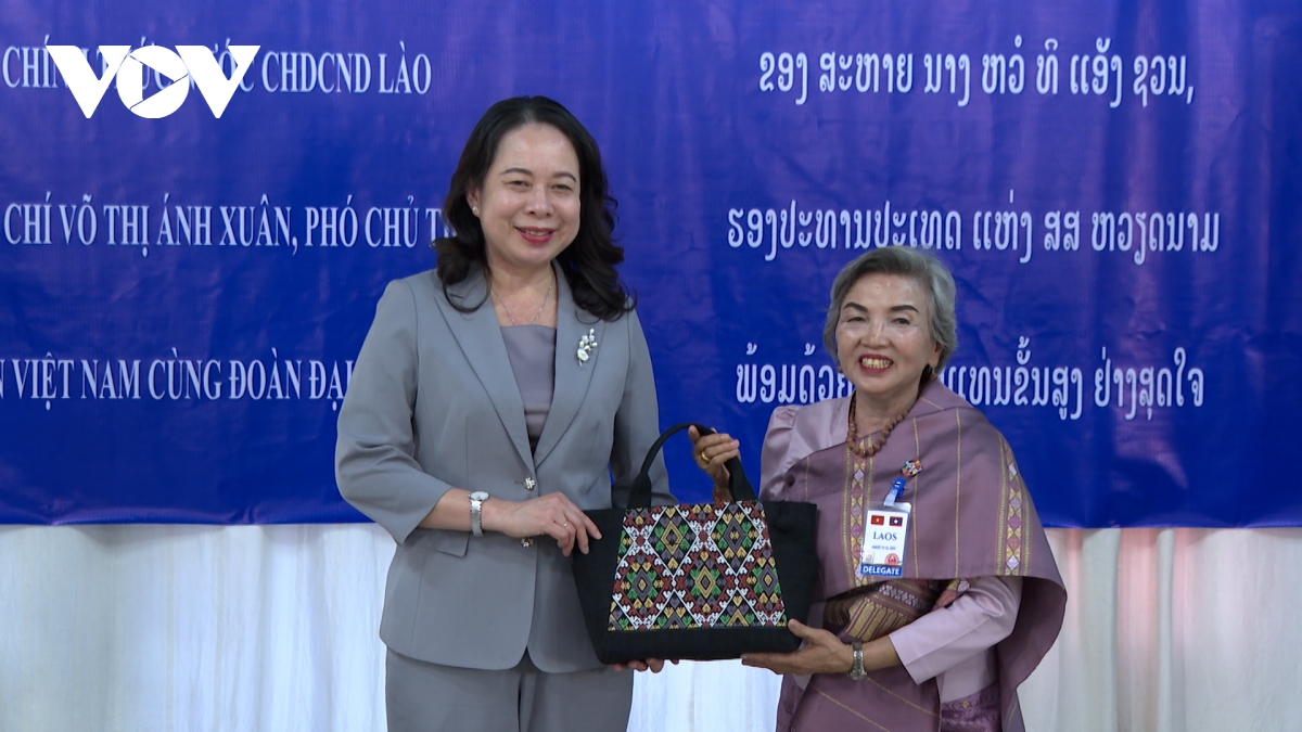 Phó Chủ tịch nước Võ Thị Ánh Xuân thăm Trung tâm phụ nữ khuyết tật Lào